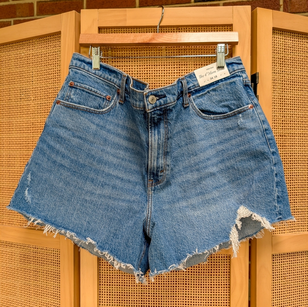 NWT Abercrombie and Fitch The High Rise 4" Mom Short